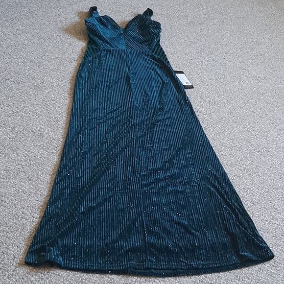 New Green Velvet Pleaded Evening Prom Dresses. - Picture 8 of 12